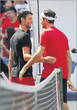 ??  ?? CORDIALIDA­D. Djokovic y Federer se saludaron ayer en Shanghai.