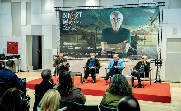  ?? ?? La presentazi­one del Bif&st Sotto alcuni degli ospiti: Matteo Garrone, Micaela Ramazzotti, Vincent Perez e Marco Bellocchio