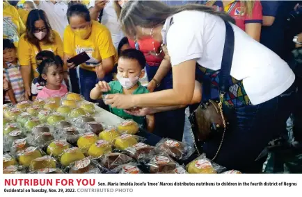  ?? CONTRIBUTE­D PHOTO ?? NUTRIBUN FOR YOU
Sen. Maria Imelda Josefa ‘Imee’ Marcos distribute­s nutribuns to children in the fourth district of Negros Occidental on Tuesday, Nov. 29, 2022.