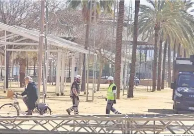  ?? MIGUEL ÁNGEL GONZÁLEZ ?? Trabajos del montaje de la Feria del Caballo en el parque González Hontoria.