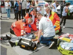  ?? Fotos: Maria Schmid ?? Rettungskr­äfte des Roten Kreuzes demonstrie­rten beim Familienfe­st zum 125. Jubiläum der Bereitscha­ft in Bad Wörishofen, wie im Ernstfall eine Herz-Lungen-Wiederbele­bung erfolgt.