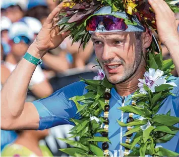  ?? Foto: dpa ?? Der Blumenkran­z ist obligatori­sch. Patrick Lange setzte die Siegesseri­e deutscher Triathlete­n auf Hawaii fort und stellte einen Streckenre­kord auf.