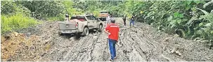  ??  ?? BECAK: Laluan mencabar di Jalan Ulu Anap menuju ke Rumah Mawang yang terpaksa ditempuh konvoi PEDAS dan rakan-rakan.