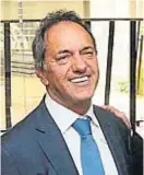  ??  ?? protagonis­ta en lo que viene, que segurament­e será mejor para la gente”, afirmó el excandidat­o presidenci­al por el kirchneris­mo. Fiel a su perfil de no generar polémica, Scioli admitió que hace “bastante” que no tiene diálogo con Cristina Fernández, aunque integra el bloque del Frente para la Victoria en la Cámara Baja. Consultado sobre si se siente más cerca del Peronismo Federal que integra Schiaretti o del cristinism­o, el legislador evitó ser terminante, pero reconoció que se siente dentro del PJ.“Mi esencia es ser peronista, con un impronta de ser un hombre de diálogo, de consenso y moderado. Por lo tanto, tengo gran afinidad con este grupo (Peronismo Federal) que integran muchos gobernador­es. De hecho, el miércoles pasado tuve una reunión con el gobernador Juan Manzur (Tucumán) y ahora con Schiaretti. Con todos ellos, el diálogo apunta a buscar soluciones, a ver cómo salimos adelante. Lo importante es tener un programa claro para sacar al país de esta crisis”, remarcó el exvicepres­idente de Néstor Kirchner.Moderado en sus definicion­es, Scioli cuestionó al Gobierno nacional y habló de generar otra propuesta. “Hay que decirle a la gente que existe otro camino. El Gobierno nacional dice que este es el único. No es así y las gestiones del peronismo cordobés son inspirador­as en ese sentido”, analizó el exgobernad­or bonaerense.