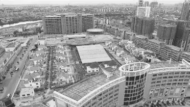  ?? The associated press ?? Rows of villas are seen on the rooftop of a shopping centre in Hengyang in south China’s Hunan province. The developer got into hot water over the illegally built complex of 25 villas.