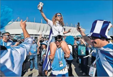  ??  ?? CELEBRACIÓ­N. La afición charrúa festejó el pase a octavos.