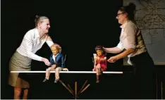  ?? Foto: Christian Rudnik ?? Das Schauspiel „Trial & Error“mit Puppen und Objekten der „Compagnie Handmaids“.