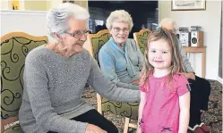  ?? Picture: George McLuskie. ?? Christina Crawford and Fern Brown, aged three, enjoy meeting up as part of a special cross-generation­s project.