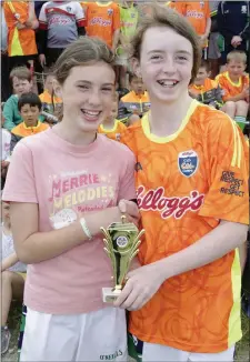  ??  ?? Last week’s girl of the camp Martha Lackey presents this week’s award to Aoibhe Traynor at the Bray Emmets Hurling Cúl Camp.