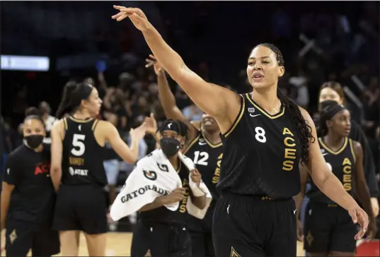  ?? Benjamin Hager Las Vegas Review-journal @benjaminhp­hoto ?? Liz Cambage (8) waves to Washington Mystics players after the Aces defeated the Mystics on Aug. 15 at Michelob Ultra Arena.