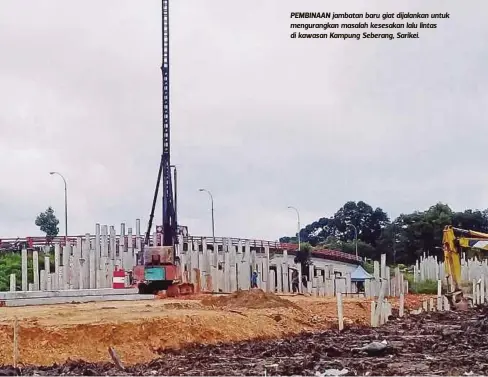  ??  ?? PEMBINAAN jambatan baru giat dijalankan untuk mengurangk­an masalah kesesakan lalu lintas di kawasan Kampung Seberang, Sarikei.