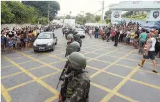  ??  ?? Avenida em Vitória foi dvidida para evitar conflito entre manifestan­tes