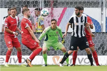  ?? FOTO: CHRISTOF WOLFF ?? Torhüter Raphael Wolf feierte in Sandhausen sein Zweitliga-Debüt im Fortuna-Trikot; links Adam Bodzek, daneben Andre Hoffmann.