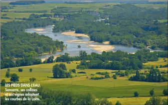  ??  ?? LES PIEDS DANS L’EAU. Sancerre, ses collines et ses vignes adoptent les courbes de la Loire.