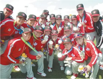  ??  ?? Les Canadienne­s sont classées au deuxième rang mondial au baseball féminin. - Archives