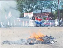  ??  ?? La falta de apoyo a los zapateros ya dejó sin trabajo a unas 700 personas en Pirayú. Ayer quemaron calzados chinos.