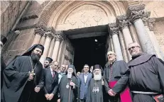  ?? FOTO: DPA ?? Der griechisch­e Ministerpr­äsident Alexis Tsipras (M.), der Patriarch der Orthodoxen Kirche von Jerusalem, Theophilos III. (3.v.r.) und andere christlich­e Würdenträg­er in Jerusalem.