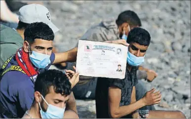  ?? BORJA SUAREZ / REUTERS ?? Migrants arribats a les Canàries des del Marroc, país de la ribera sud central en l’actual crisi