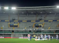  ??  ?? Il gol e il vuotoIl tiro di Samuele Di Carmine che ha portato in vantaggio il Verona in un Bentegodi completame­nte deserto (foto Lapresse)