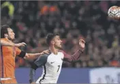  ??  ?? Après avoir connu huit ans de disette sur coup franc direct, les Bleus ont marqué pour la deuxième fois en six mois dans cet exercice, hier soir grâce à Griezmann.