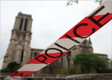  ??  ?? Til alt held lykkedes det at redde Notre Dames to ikoniske tårne. Foto: Gonzalo Fuentes/Reuters