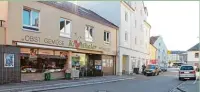  ??  ?? In der Waterloost­raße 10 nahe Lechbrücke und Neuburger Straße befindet sich der Laden des Ehepaars Kronthaler.