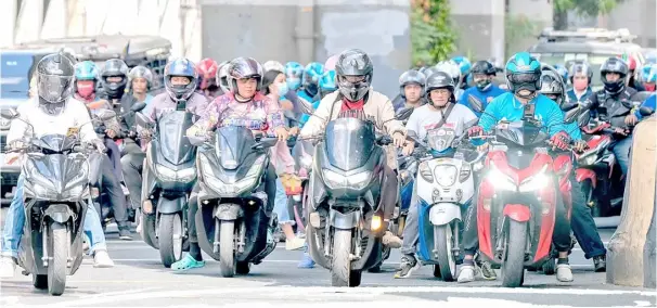  ?? PHOTOGRAPH BY KING RODRIGUEZ FOR THE DAILY TRIBUNE ?? MOTORCYCLE­S wait for the traffic light to turn green along Mendiola in Manila on Monday. Riders prefer to travel using the two-wheeled vehicle to evade jams along the streets of Metro Manila.