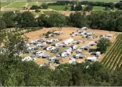  ?? (Photo C. P.) ?? Chapiteau et caravanes sont installés sur un terrain privé à côté du stade.