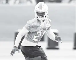  ?? DAVID SANTIAGO dsantiago@miamiheral­d.com ?? Dolphins’ bookend cornerback­s Xavien Howard, above, and Byron Jones haven’t played at the level of their 2020 seasons, although both have dealt with injuries.