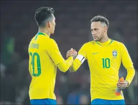  ?? FOTO: AP ?? Neymar, felicitado por Firmino tras marcar el gol del triunfo ante Uruguay