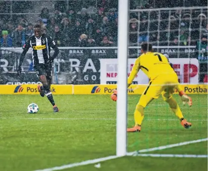  ?? FOTO: JANA BAUCH ?? Denis Zakaria erzielt bereits nach fünf Minuten das 1:0 für Gladbach. Bremen steckte aber nicht auf.