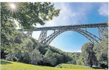  ?? FOTO: PETER MEUTER ?? Im Tal der Wup
per führt die Tour unterhalb
der Müngstener Brücke vorbei. Das 125 Jahre alte Bauwerk soll Welterbe
werden.