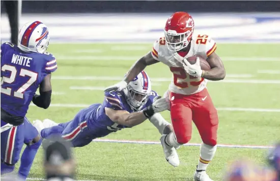  ?? PHOTO AFP ?? Le porteur de ballon des Chiefs, Clyde Edwards-Helaire, a connu toute une soirée au boulot en récoltant 161 verges par la course.