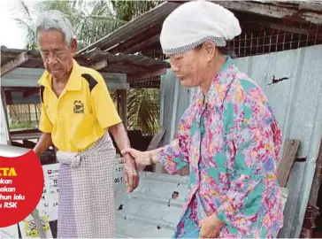  ??  ?? ROHANI memimpin tangan suaminya yang keuzuran.