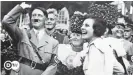  ??  ?? Helene Bertha Amalie 'Leni' Riefenstah­l, propagandi­sta de los nazis, junto a Adolf Hitler