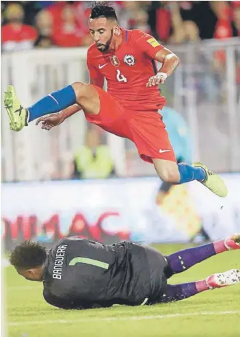  ??  ?? ► Mauricio Isla en un intento ofensivo, anoche en el Monumental.