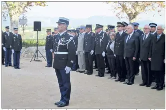  ??  ?? Le chef d’escadron Jean-Paul de Azevedo a pris, par cette cérémonie, le commandeme­nt de la gendarmeri­e de Cannes. (Photo I. V.)