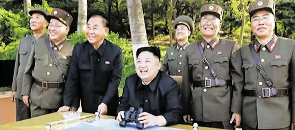  ?? BIL?: AP ?? Nordkoreas Machthaber Kim Jong Un (Mitte) überwachte im Mai einen Raketentes­t im Beisein von hohen Militärs höchstpers­önlich.