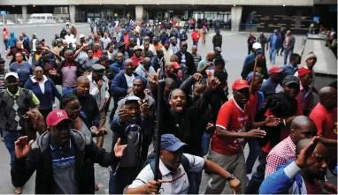  ?? PICTURE: DAVID RITCHIE/AFRICAN NEWS AGENCY (ANA) ?? TRANSPORT CHAOS: The national bus strike has been on the go for nearly a week, leaving hundreds of thousands of commuters stranded. Workers and employers have not been able to reach an agreement on wages.