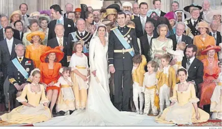  ?? FOTOS: EFE ?? Los príncipes de Asturias en la boda de 2004 rodeados de sus familiares y miembros de las casas reales invitados.