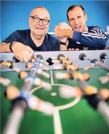  ?? RP-FOTO: RALPH MATZERATH ?? Wir sind bereit: Werner Geser (links) und Louis Klotz lassen vor dem Derby in der Fußball-Oberliga schon mal am Kicker die Muskeln spielen. Beide hoffen darauf, dass die Partie eine Werbung für den Fußball wird.