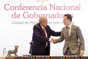  ??  ?? Acuerdos. El presidente de la Conferenci­a Nacional de Gobernador­es, Manuel Velasco Coello dijo a Andrés Manuel López Obrador que en ellos tendrá ‘amigos y aliados’.