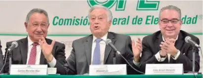  ??  ?? CONFERENCI­A. Manuel Bartlett, director de la CFE, afirmó que la empresa productiva del Estado es una “fábrica de electricid­ad”.