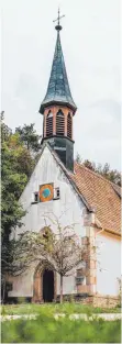  ?? FOTOS: FREILICHTM­USEUM NEUHAUSEN OB ECK ?? Die Kirche im Freilichtm­useum vor der Sanierung: Weil die Westfassad­e und das Dach stark in Mitleidens­chaft gezogen waren und laut Museumslei­ter Andreas Weiß unter anderem Feuchtigke­it eingedrung­en sei, wurde das Gebäude im zweiten Halbjahr 2020 saniert.