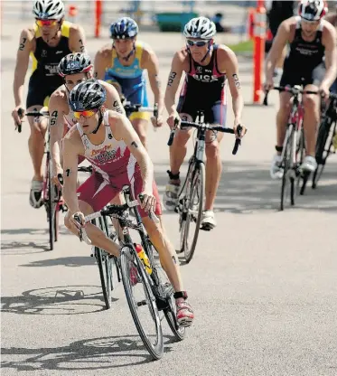  ?? GREG SOUTHAM/ EDMONTON JOURNAL ?? Kyle Jones of Canada leads the pack in the elite men’s race at the ITU triathlon World Cup at Hawrelak Park on Sunday. Gregory Rouault of France won the race.