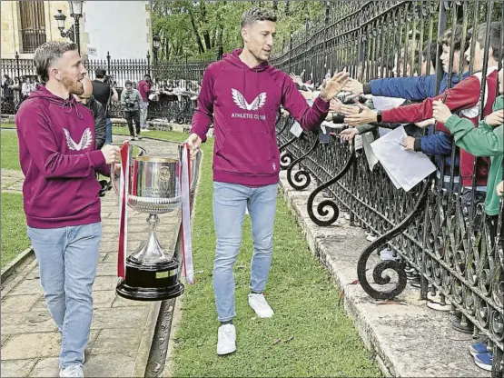  ?? FOTO: MD ?? Capitanes Muniain y De Marcos portan la Copa ganada en Sevilla en su visita con el trofeo a Gernika