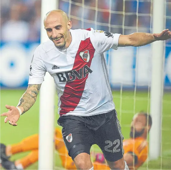  ?? OTOBAIRES ?? La felicidad. Javier Pinola acaba de abrir el marcador con un cabezazo; lo sufre Dreer. Se iba el primer tiempo y River jugaba mejor.