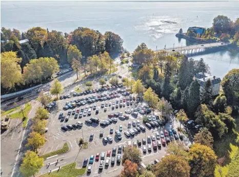  ?? FOTO: CHRISTIAN FLEMMING ?? Stadträte streiten weiter darüber, wie viele Autos künftig auf dem Karl-Bever-Platz stehen sollen.