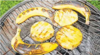  ?? FOTO: DPA ?? Dessert vom Grill: Früchte wie gegrillte Bananen schmecken warm zu Vanilleeis.