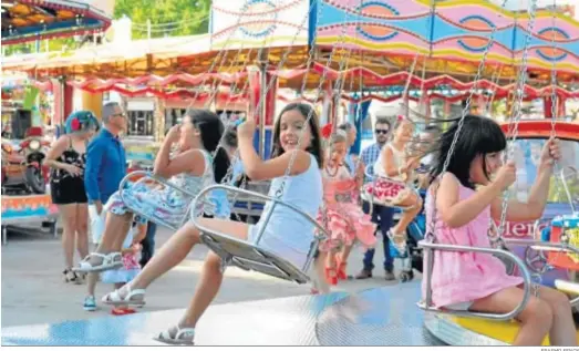  ?? ERASMO FENOY ?? Varias niñas en una de las atraccione­s de la Feria Real de Algeciras.